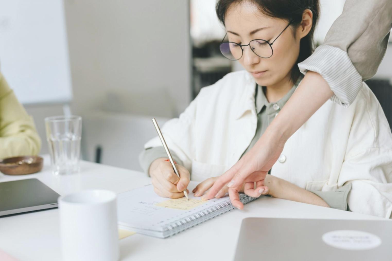 Ambiente di studio con materiali didattici e risorse per l'apprendimento pratico